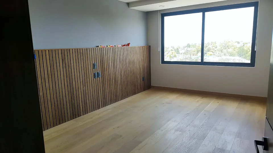 Recámara con lambrín de madera antes de instalar los paneles tapizados