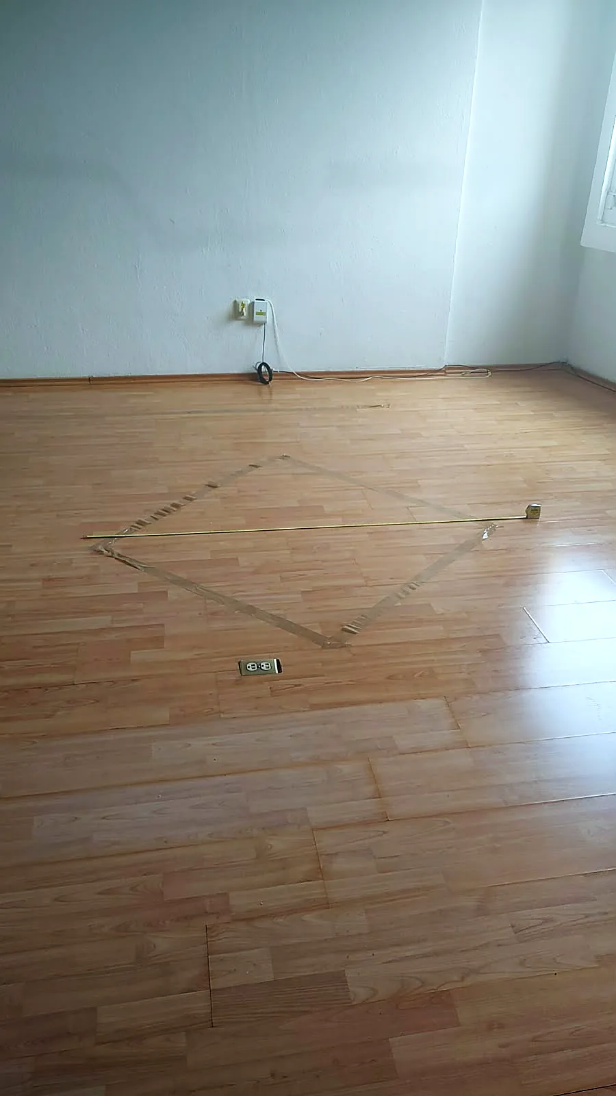 Sala de un departamento vacía antes de la remodelación de interiores