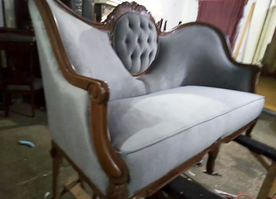Loveseat Luis XV después del trabajo de Velvet: Restauración completa con capitonado y madera original