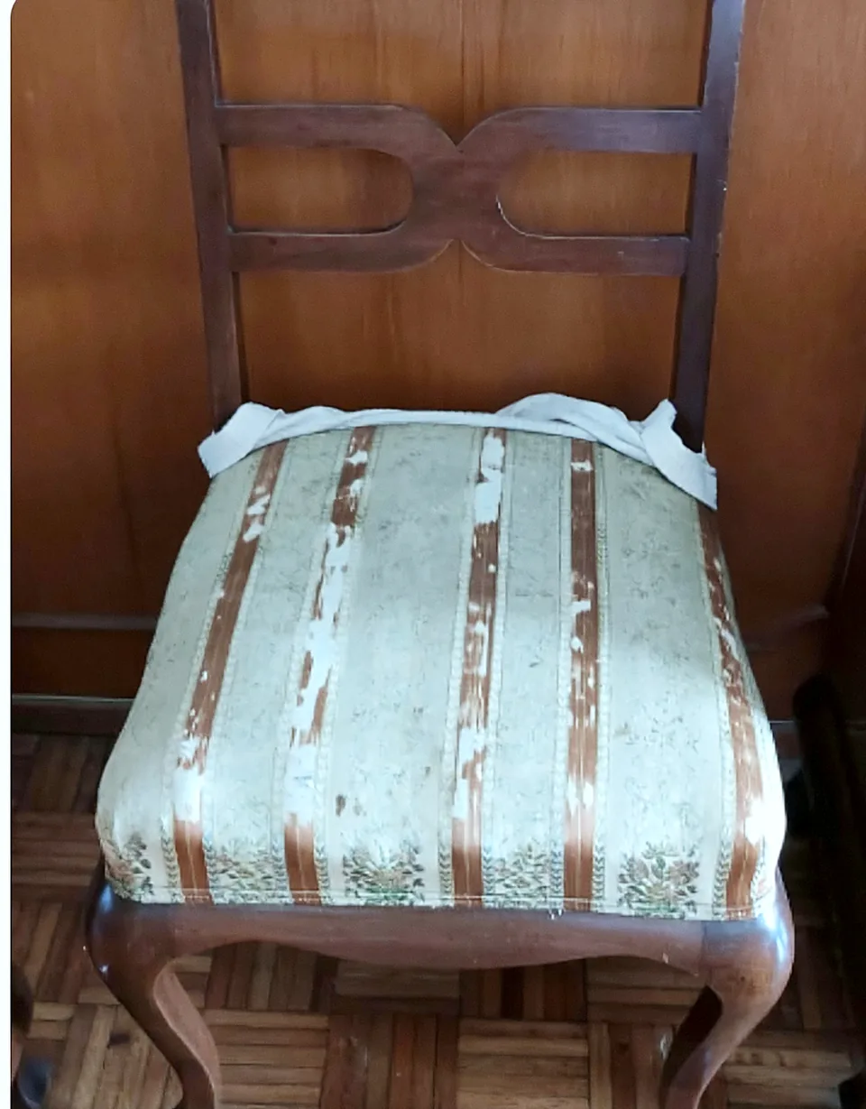 Sillas de comedor antes del trabajo