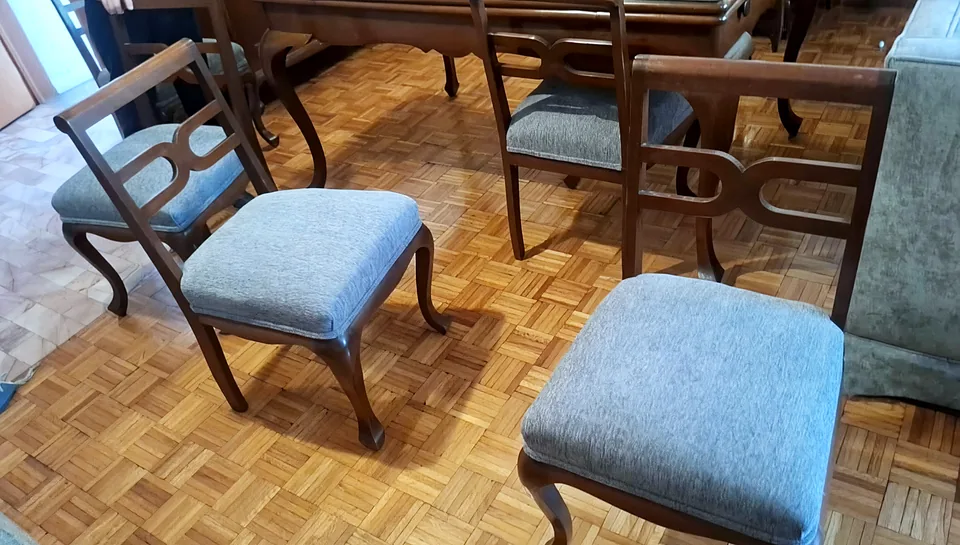 Sillas de comedor después del trabajo de Velvet: Asientos renovados en tela azul