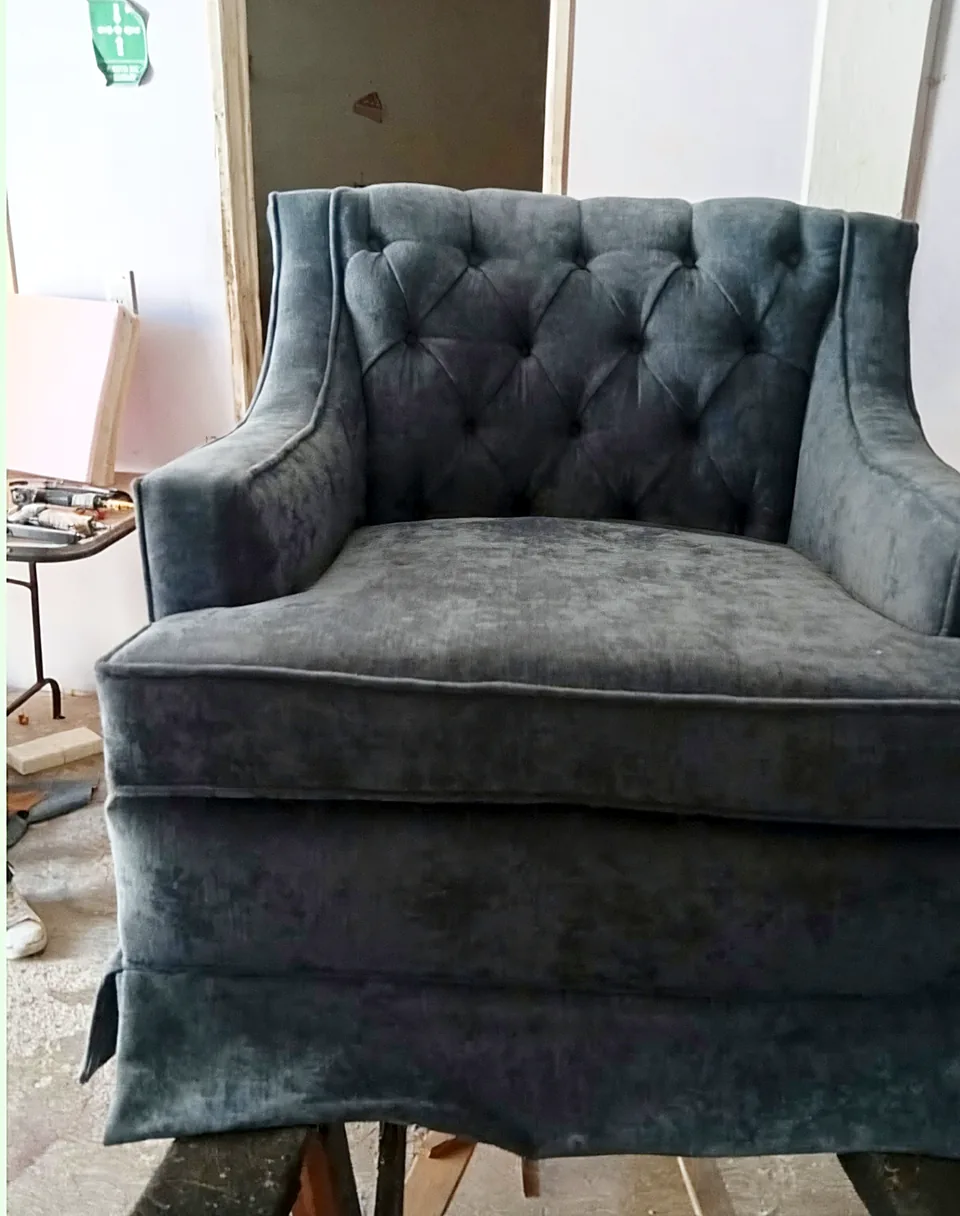 Sillón capitonado después del trabajo de Velvet: De tela estampada a terciopelo azul petróleo