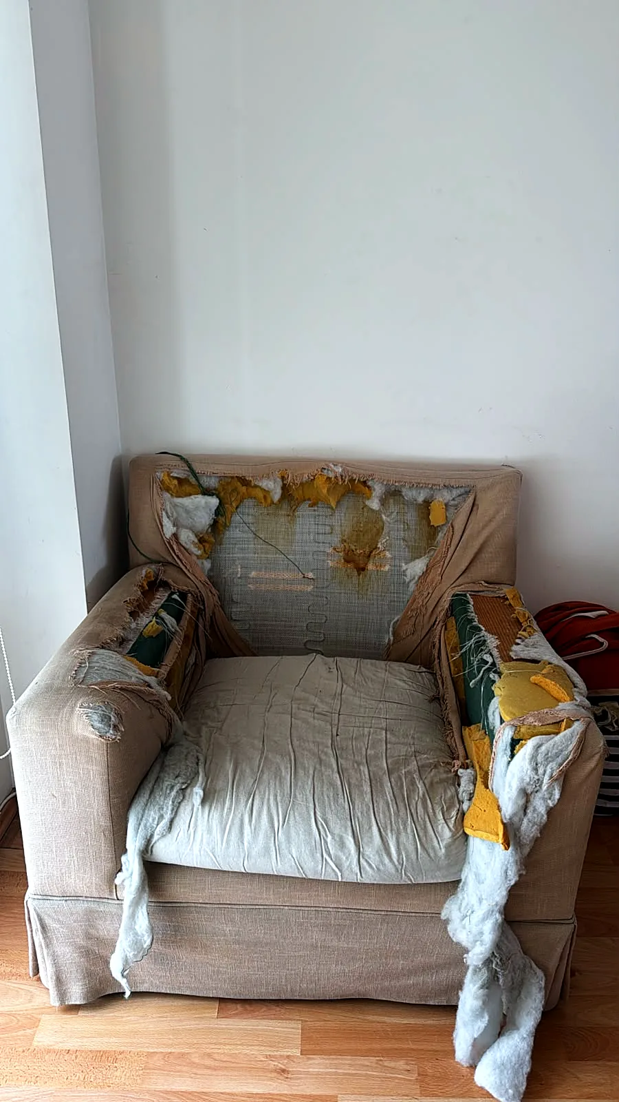 Sillón con faldón antes del trabajo