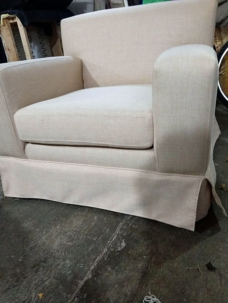 Sillón con faldón después del trabajo de Velvet: Tela desgarrada a lino color arena