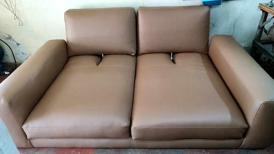 Sofá de dos plazas después del trabajo de Velvet: Espuma nueva y tapizado en piel color taupe
