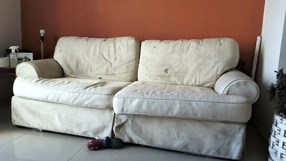 Sofá de tres plazas antes del trabajo